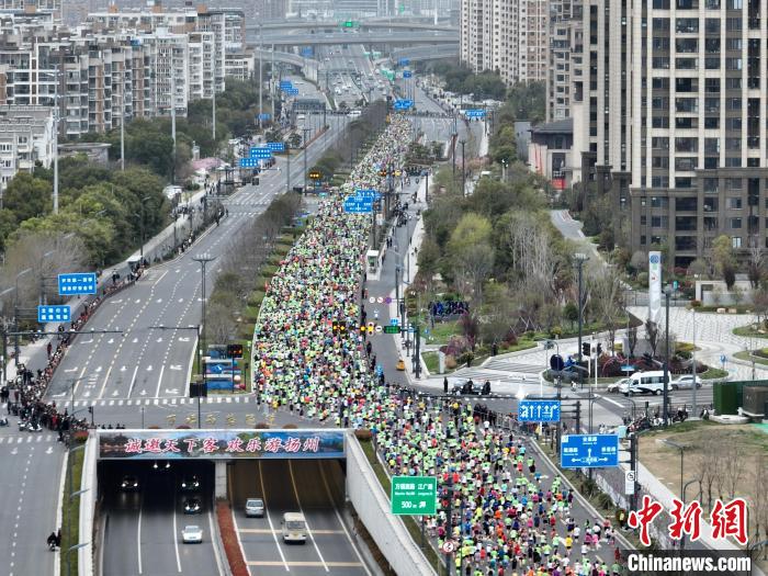 2024扬州鉴真半马鸣枪开赛 三万名选手用脚步见证