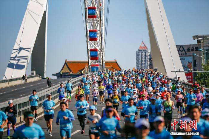 2025天津马拉松盛大开跑 跑者沉浸式体验城市地标