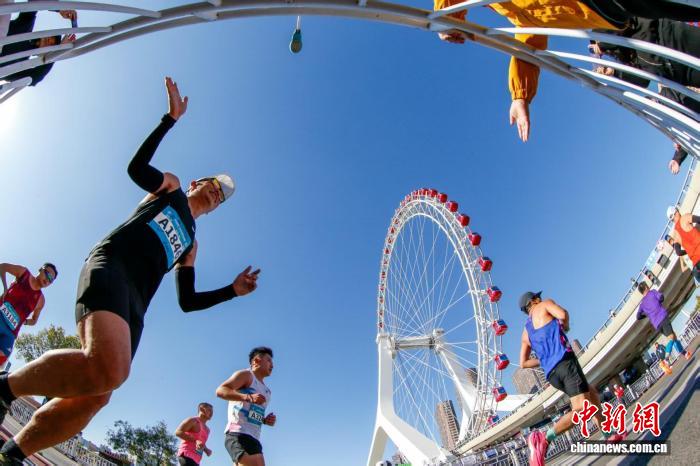 2025天津马拉松盛大开跑 跑者沉浸式体验城市地标