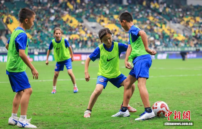 跨越4000公里的逐梦绿茵之旅:克州15名新疆少年