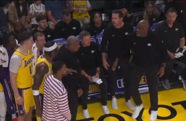湖人主帅雷迪克换下范德比尔特引冲突，球员怒