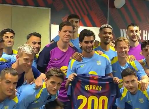 费兰-托雷斯巴萨主场领取200场纪念球衣 队友齐聚