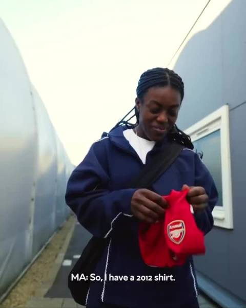 阿森纳女足新星与儿时偶像同队，见证榜样力量