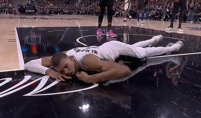 文班亚马脑震荡伤退 马刺主场遭开拓者逆转